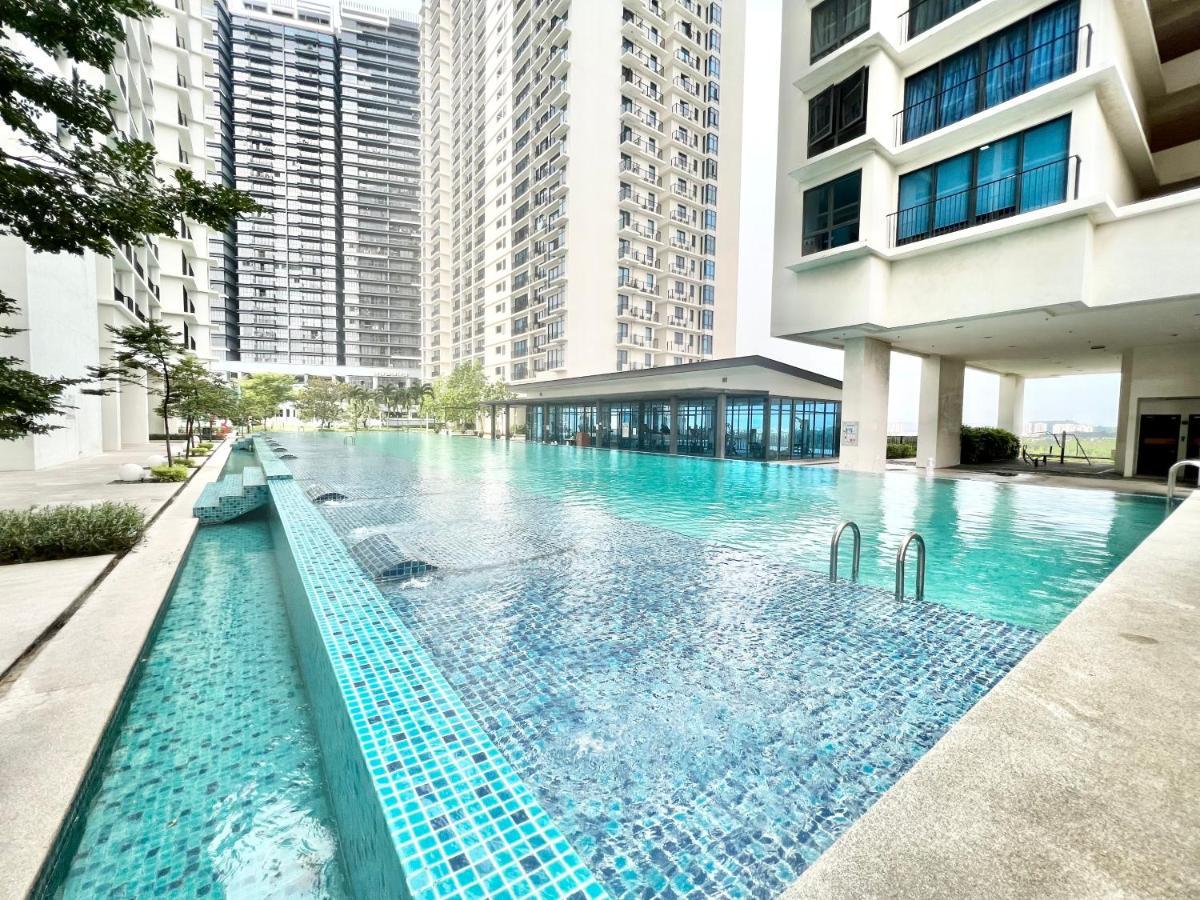A 1-4 Pax Cozy Studio Tv Box Pool 100Mps Wifi 3 Bed Trefoil Setia Alam Exterior photo