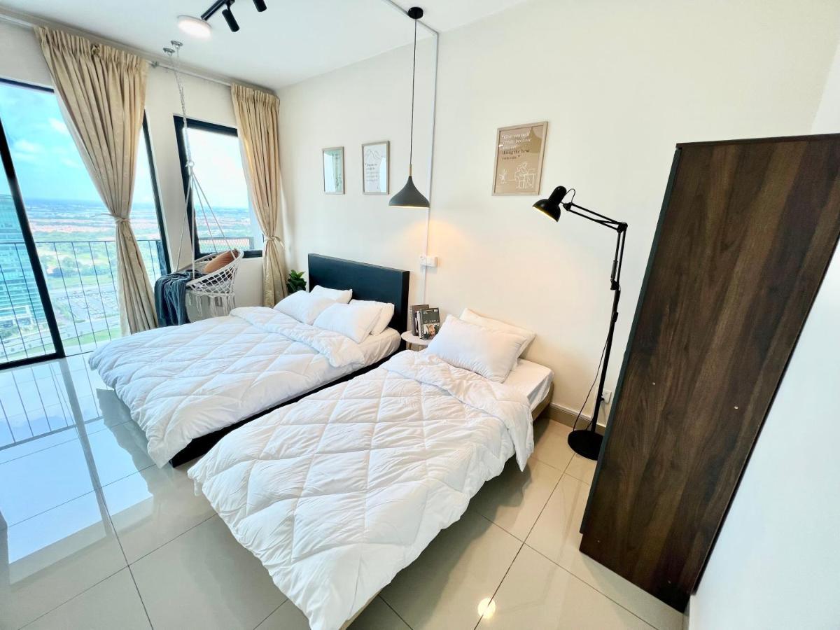 A 1-4 Pax Cozy Studio Tv Box Pool 100Mps Wifi 3 Bed Trefoil Setia Alam Exterior photo